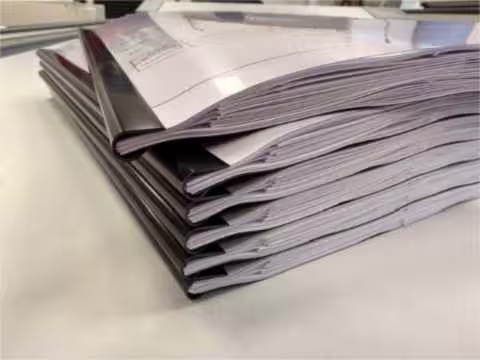 Dokumenty techniczne i raporty w szybkiej oprawie z listwą zaciskową – bindowanie bez dziurkowania stron w technikadruku.pl