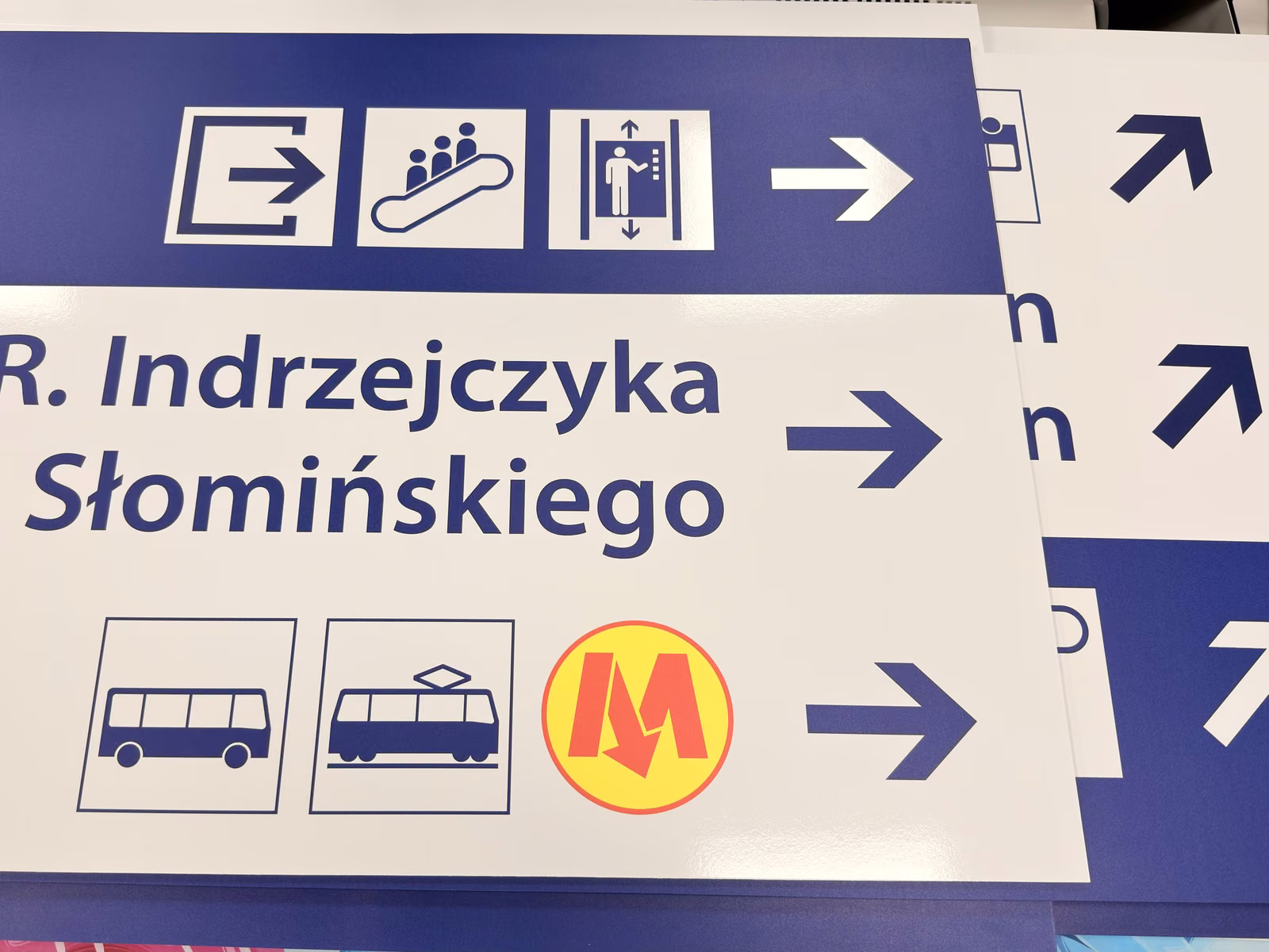 Wielkoformatowe tablice informacyjne z nazwami ulic i piktogramami komunikacji