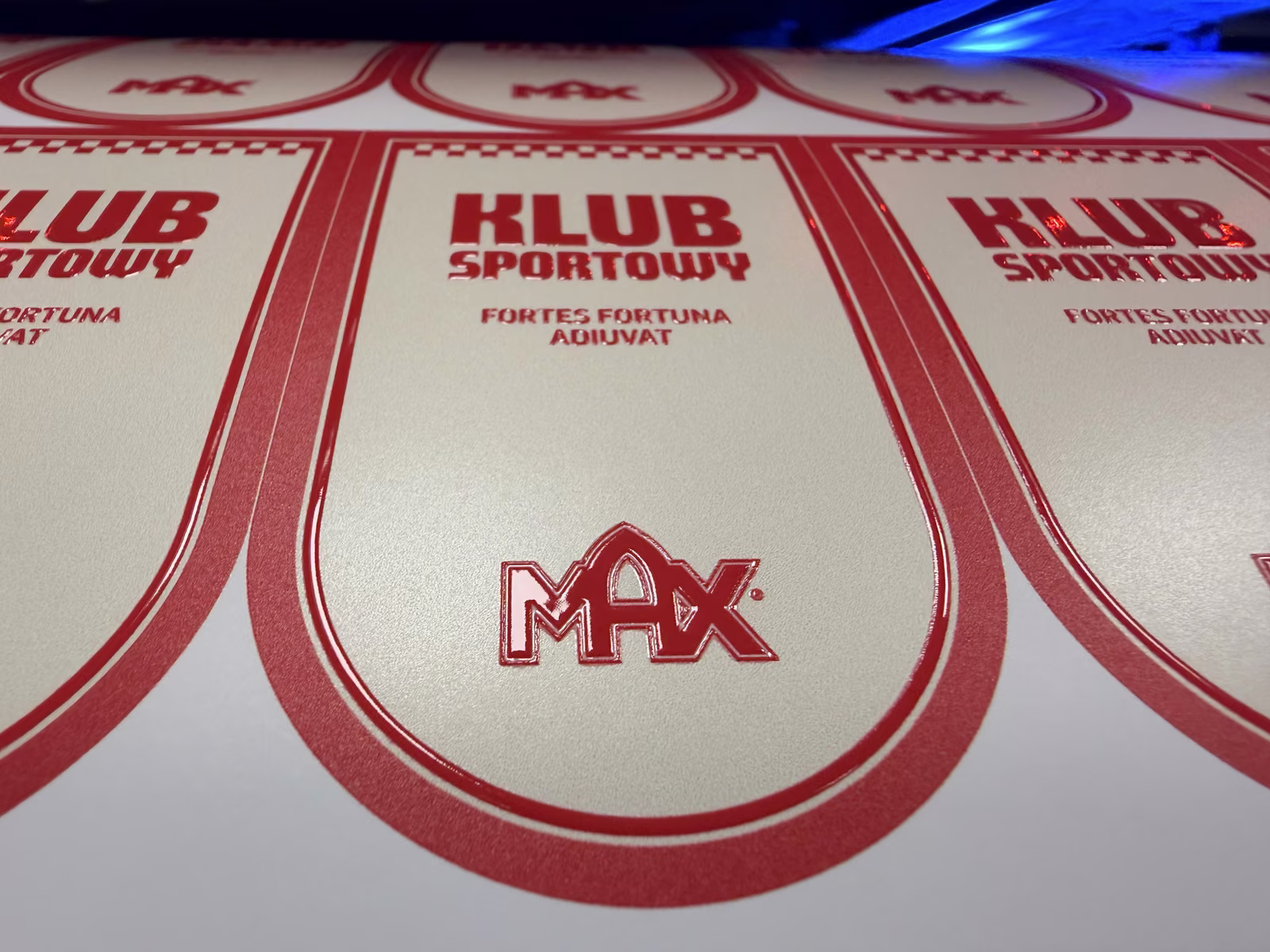 Makro: błyszczący lakier Spot UV na logo matowej etykiety kosmetycznej